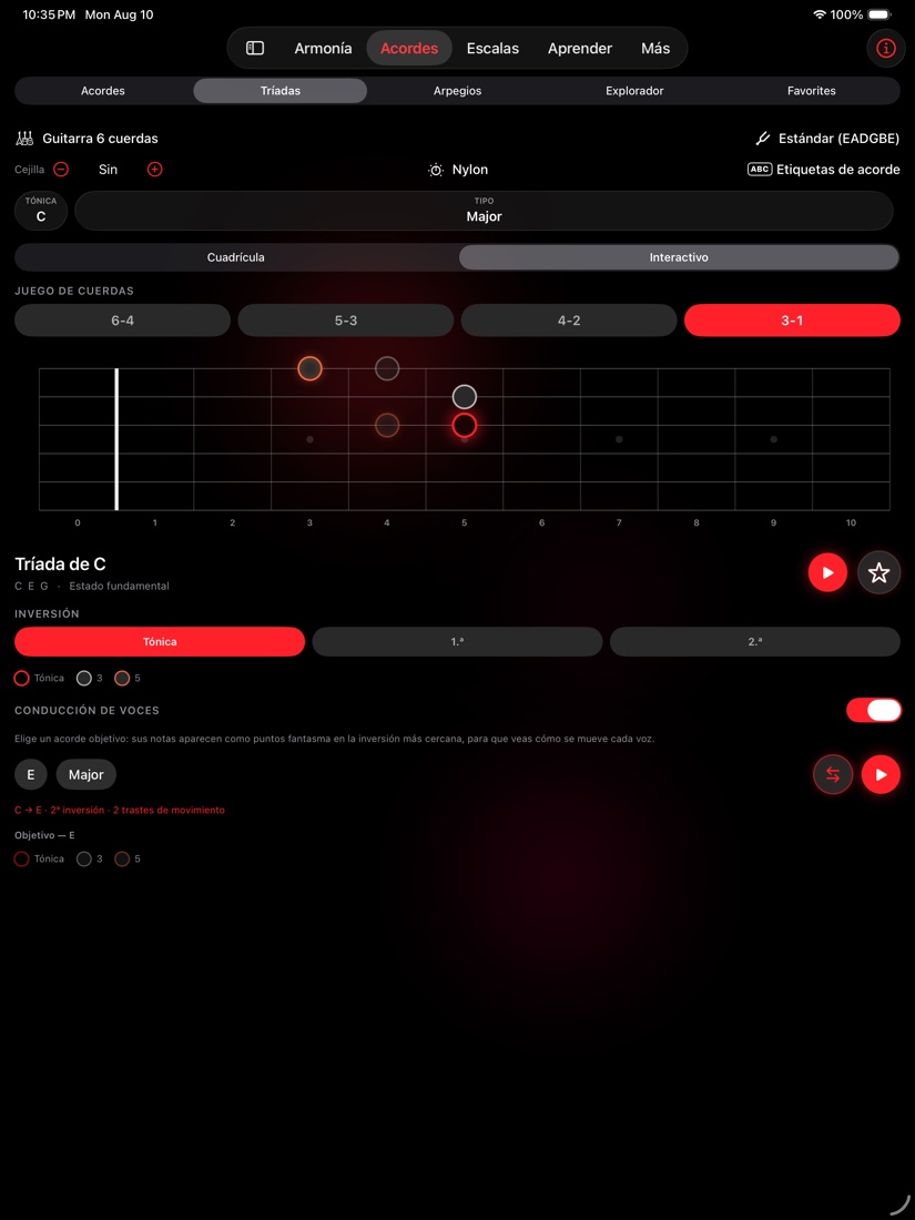 redLUX Guitar en iPad mostrando la pestaña de Tríadas en modo interactivo, con un diapasón ancho, selector de grupo de cuerdas y controles de conducción de voces repartidos por la pantalla