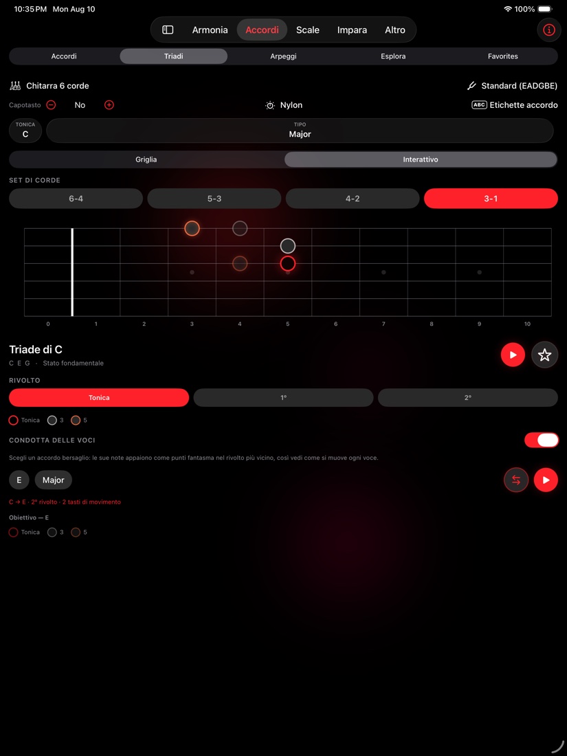 redLUX Guitar su iPad con la scheda Triadi in modalità interattiva, un manico ampio, il selettore del set di corde e i controlli della condotta delle voci distribuiti sullo schermo