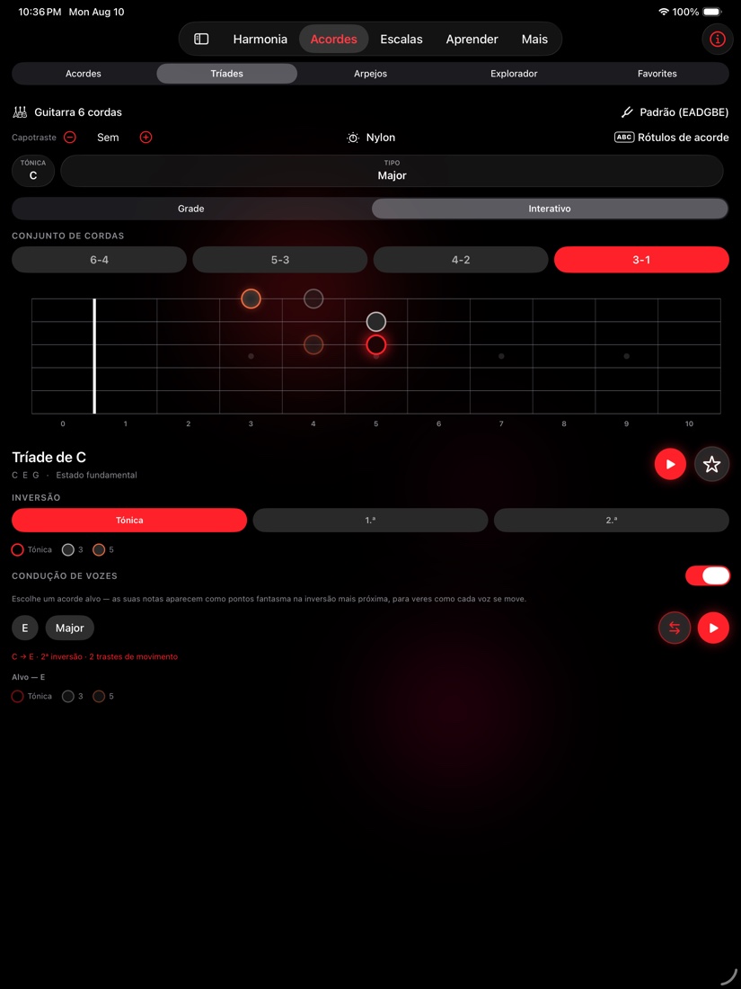 redLUX Guitar no iPad mostrando a aba Tríades no modo interativo, com um braço largo, seletor de conjunto de cordas e controles de condução de vozes distribuídos pela tela