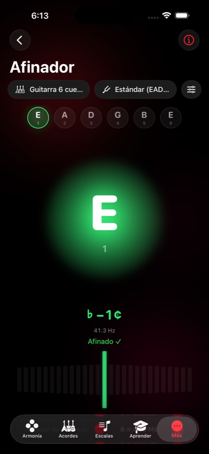 Pantalla del afinador mostrando la sexta cuerda al aire afinada a 82,4 Hz, con un orbe verde brillante y una barra debajo