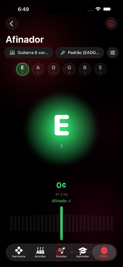 Tela do afinador mostrando a corda Mi grave afinada em 82,4 Hz, com uma esfera verde brilhante e uma barra abaixo